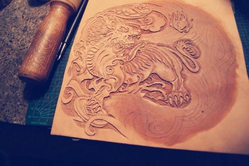 榄雕在中国南方独特风格的工艺美术品中更加精巧和实用,榄雕工艺久负